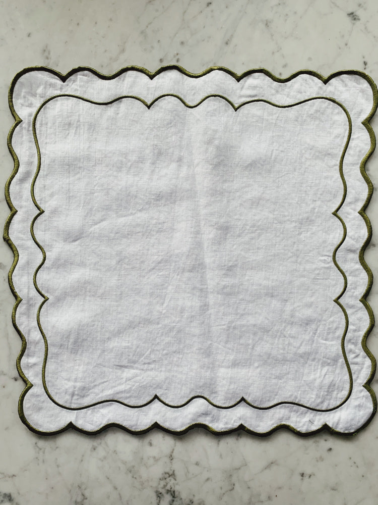 Linserviett med brodert grønn kant