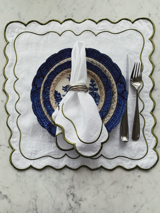 Linserviett med brodert grønn kant