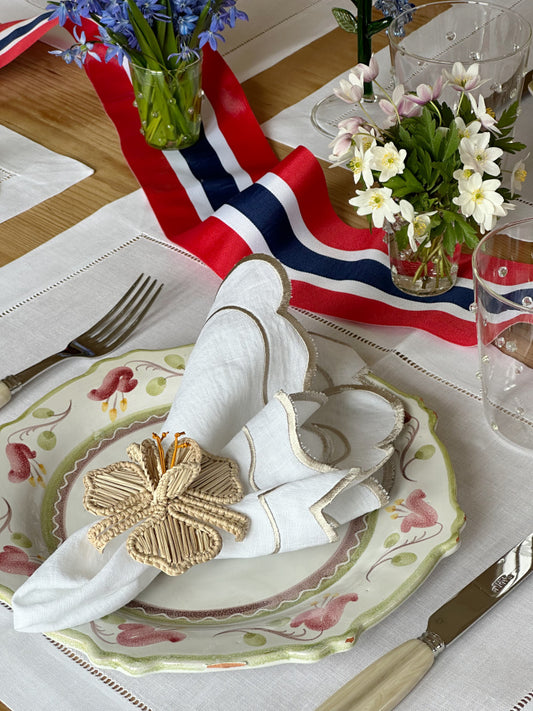 Linserviett med brodert beige kant