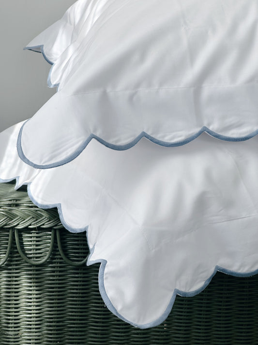 Putetrekk Scalloped - Blå kant (2 stk)