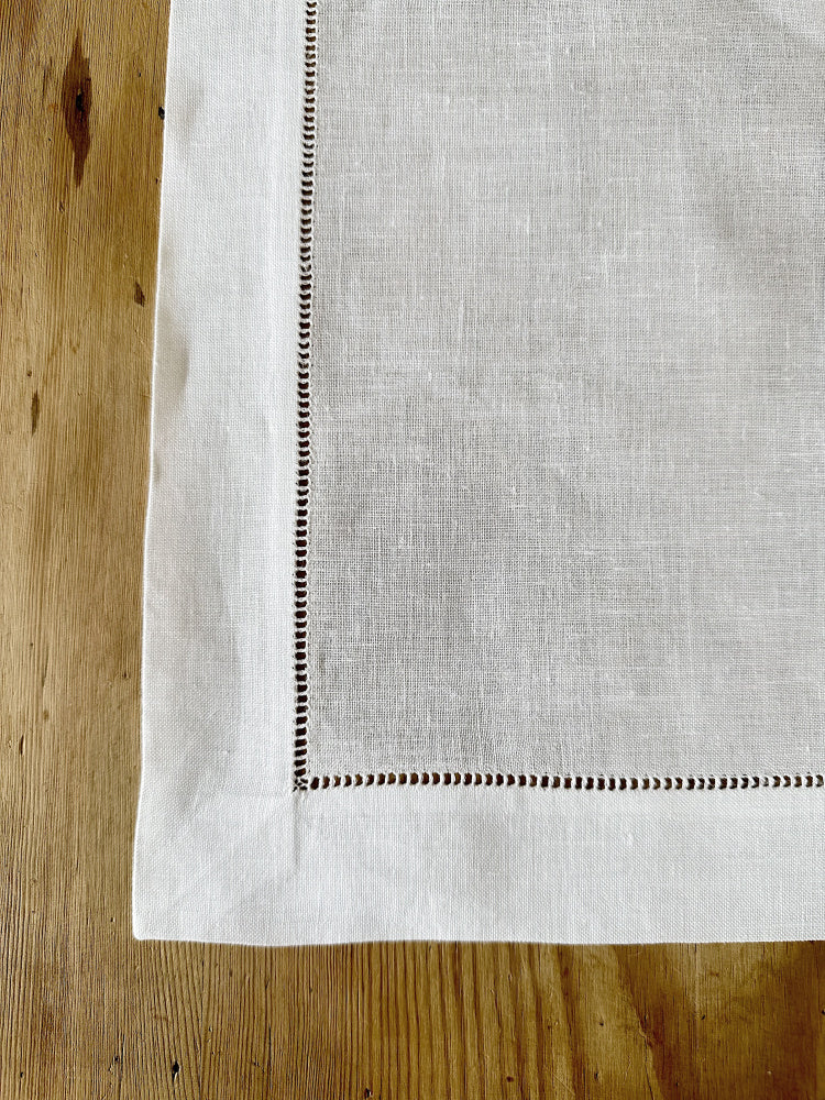 Bordbrikke i lin med hullsøm