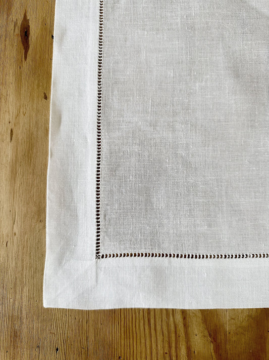 Bordbrikke i lin med hullsøm