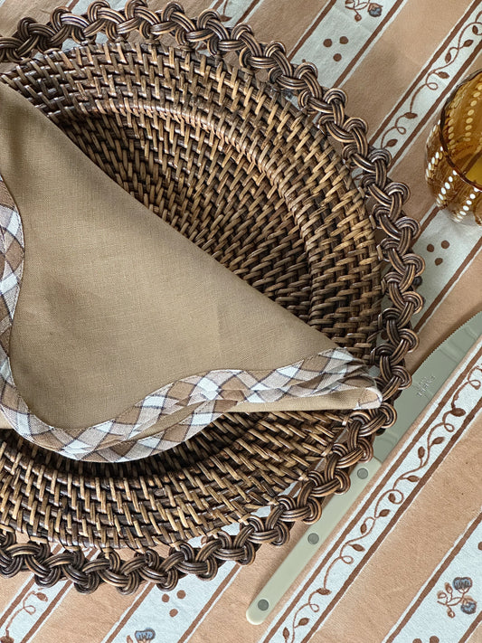 Linserviett med bølgekant - Kakaobrun med rutete kant