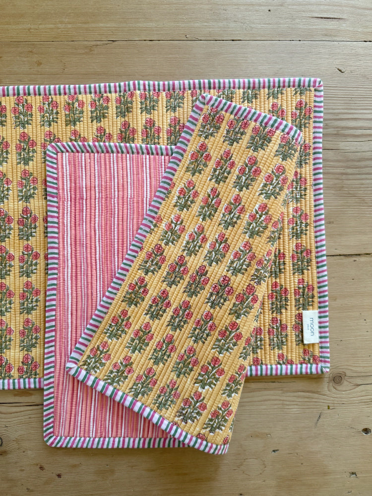 Quiltet spisebrikke - gul/rosa (2 stk)