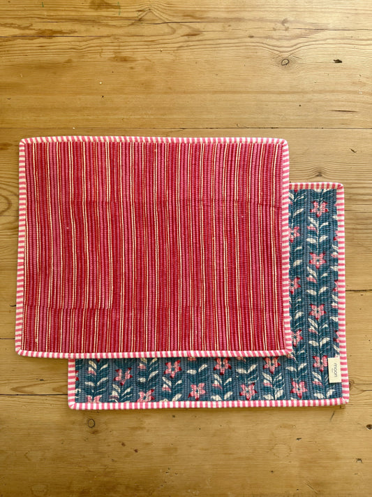 Quiltet spisebrikke - blå/rosa (2 stk)