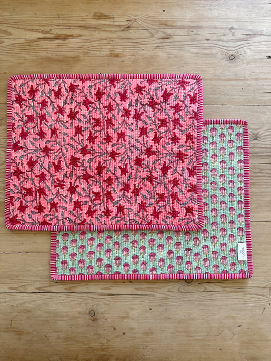 Quiltet spisebrikke - mint/rosa (2 stk)