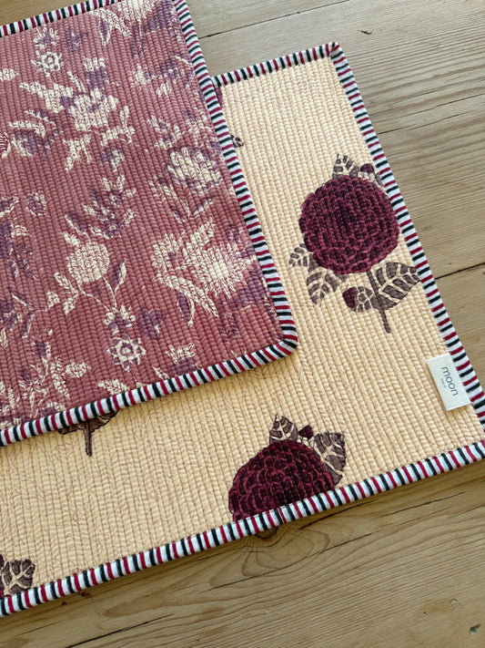 Quiltet spisebrikke - støvet rosa/store blomster (2 stk)