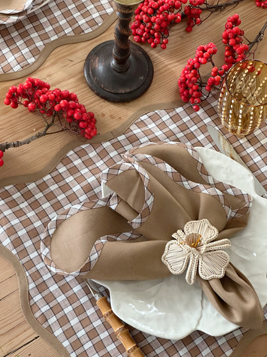 Dekkebrikke med bølgekant - Rutete kakaobrun