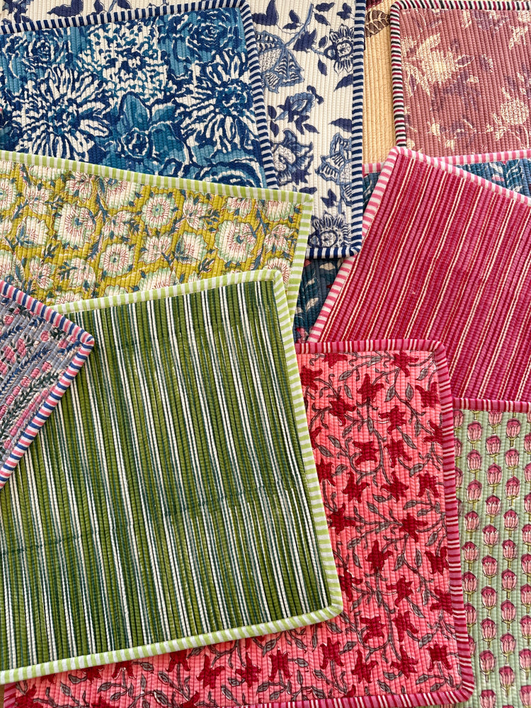 Quiltet spisebrikke - blå/rosa (2 stk)