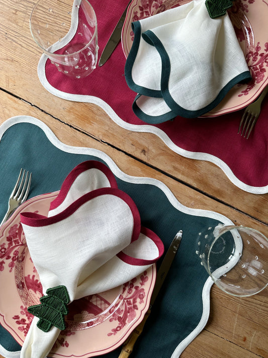 Linserviett med bølgekant - Ivory / Smaragdgrønn