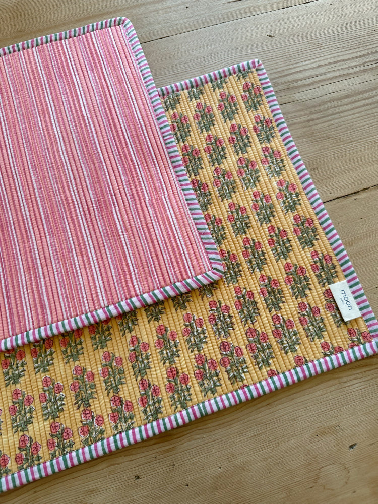 Quiltet spisebrikke - gul/rosa (2 stk)