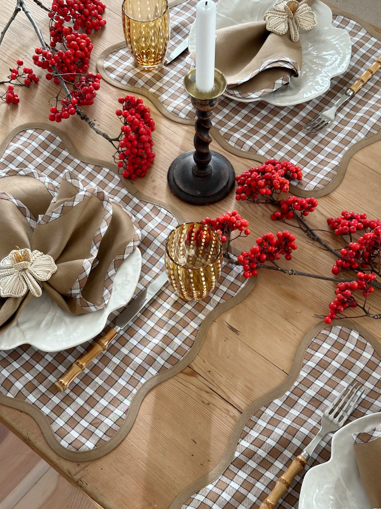 Linserviett med bølgekant - Kakaobrun med rutete kant