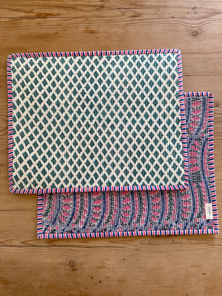 Quiltet spisebrikke - lilla/rosa/hvit (2 stk)