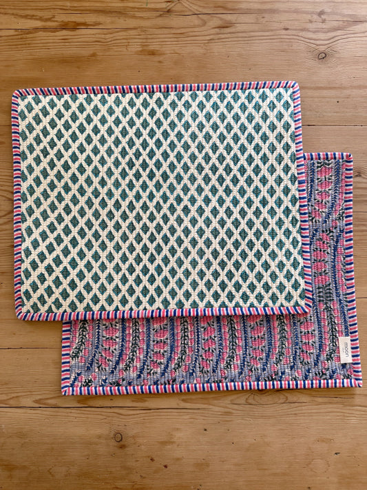 Quiltet spisebrikke - lilla/rosa/hvit (2 stk)