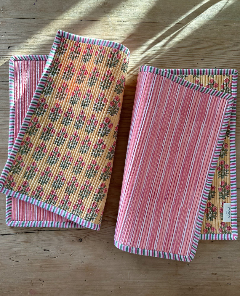 Quiltet spisebrikke - gul/rosa (2 stk)