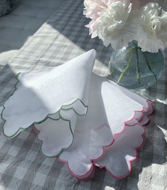 Linserviett med rosa bølgekant