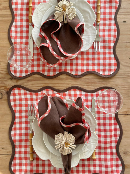 Dekkebrikke med bølgekant - Rød gingham/brun