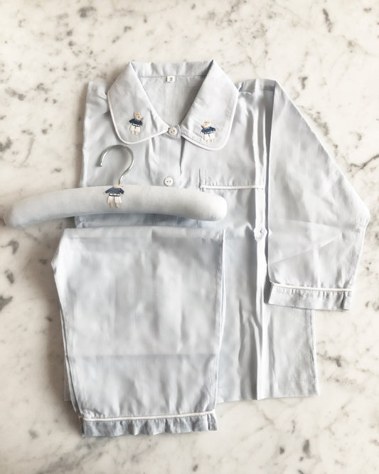 Blå pyjamas med brodert mus på kragen