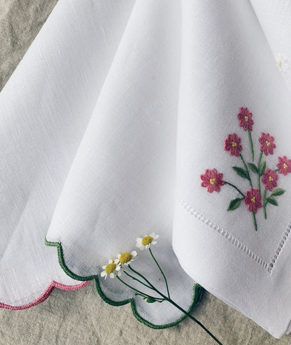 Linserviett med rosa bølgekant