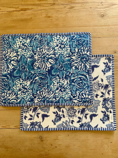 Quiltet spisebrikke - blå (2 stk)